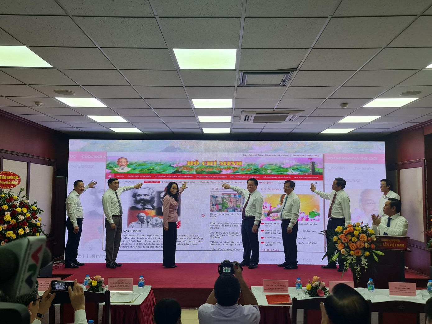 Các đại biểu bấm nút ra mắt giao diện mới Trang thông tin điện tử Hồ Chí Minh.