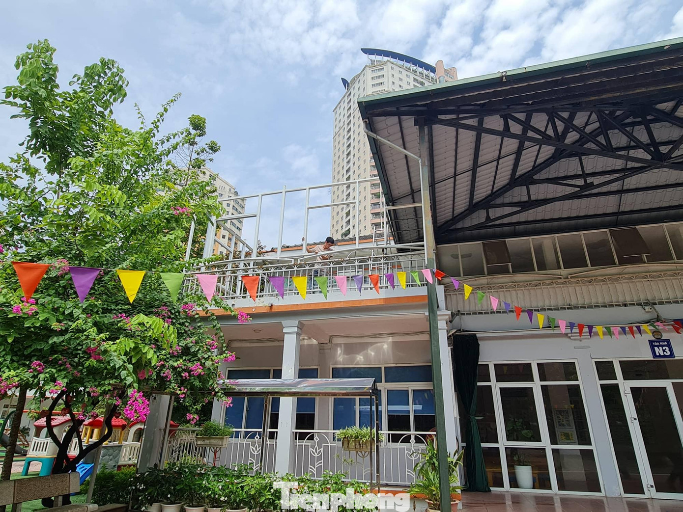 Tại dự án cải tạo, mở rộng quy mô đào tạo Trường Mầm non Lý Thái Tổ 2 tại ô đất NT2 cũng đang được tháo dỡ phần mái tôn cơi nới.