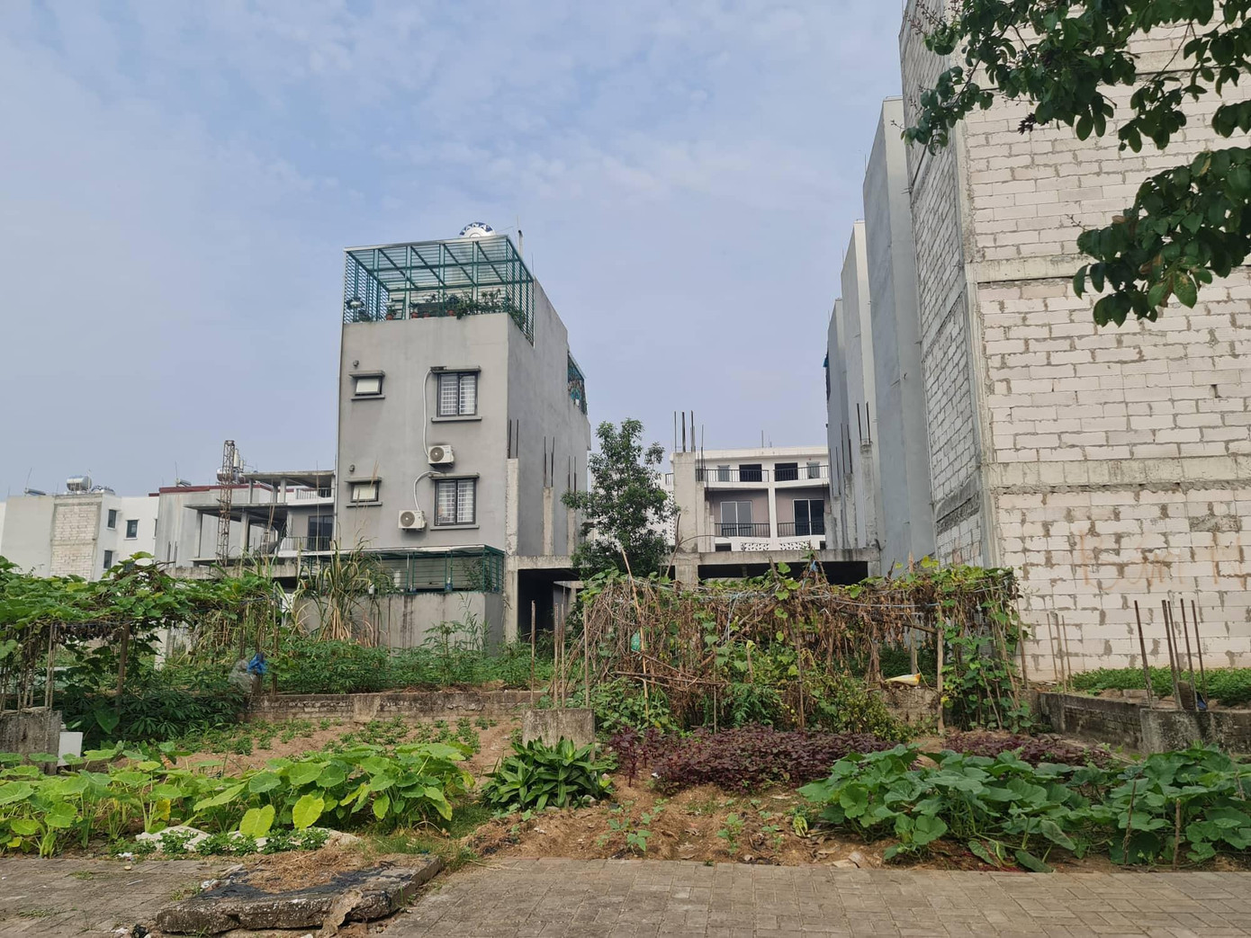 Dự án Khu đô thị mới Nam đường 32 (tên thương mại là Westpoint Nam 32) do Công ty Lũng Lô 5 làm chủ đầu tư hơn chục năm chưa hoàn thiện. Ảnh: Trần Hoàng