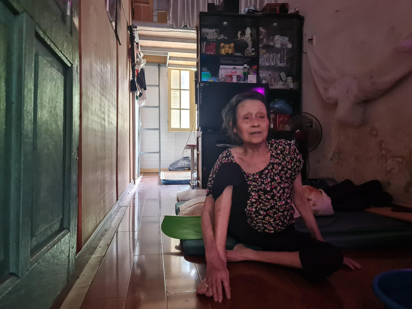 Bà Trương Thị Hương (80 tuổi) cho biết, bà theo chồng sống tại đây từ những năm 1980, hộ gia đình bà có 4 người sống trong căn phòng diện tích 15m2. Do sức khỏe yếu nên cả năm bà không xuống mặt đất bởi cầu thang gỗ quá nguy hiểm.