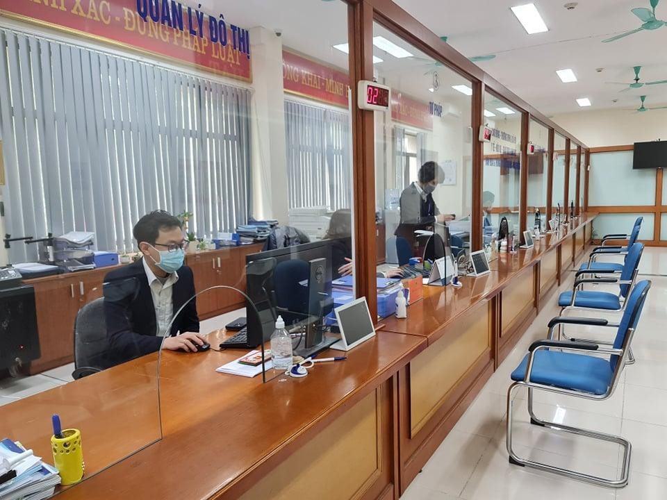 Ghi nhận tại bộ phận một cửa UBND quận Hai Bà Trưng đầu giờ chiều nay, toàn bộ 4 cán bộ một cửa các lĩnh vực: Quản lý đô thị; Tư pháp; Lao động thương binh xã hội; Đăng ký kinh doanh đều có mặt đầy đủ. Theo bà Nguyễn Thị Thu Hường - Phó Chánh văn phòng UBND quận, bộ phận một cửa đã đi làm từ sáng thứ Bảy (ngày Mùng 5 Tết) theo đúng quy định. Nhưng trong ngày hôm đó không tiếp nhận hồ sơ nào. Trong sáng 7/2, đã có 18 lượt công dân đến làm thủ tục hành chính.