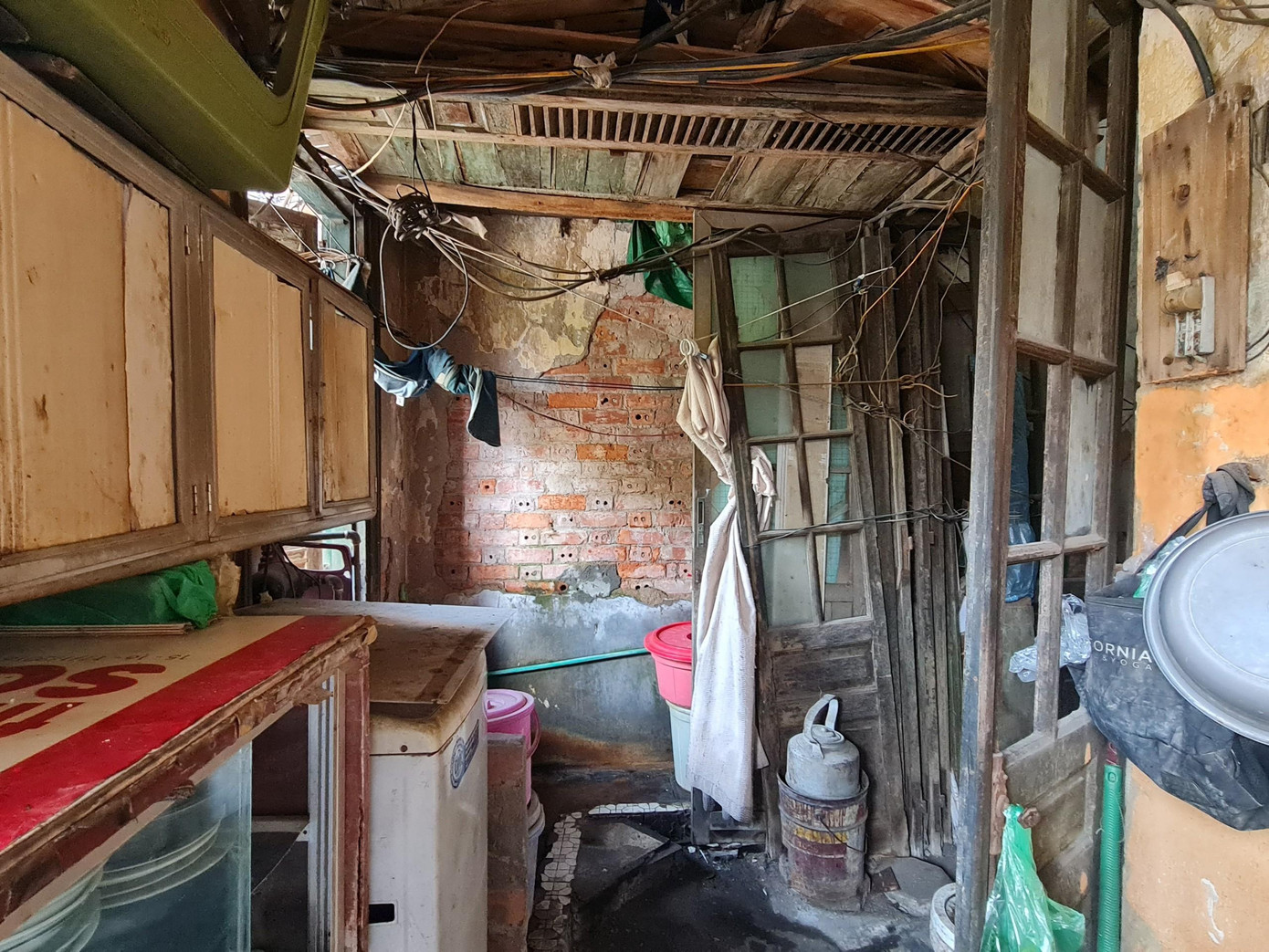 Đây là khu tắm rửa, vệ sinh nhẹ, đun nấu của 10 nhân khẩu tại tầng 2 biệt thự. Hộ nào sử dụng chỉ cần kéo tấm rèm trắng lại là xong