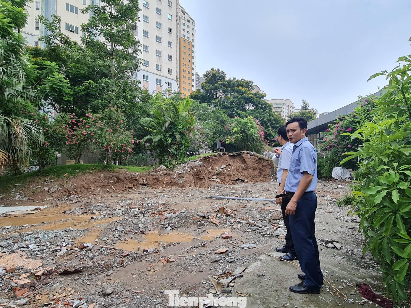 Các hạng mục mái tôn, đồi quang cảnh, các hạng mục cơi nới đang được xử lý.