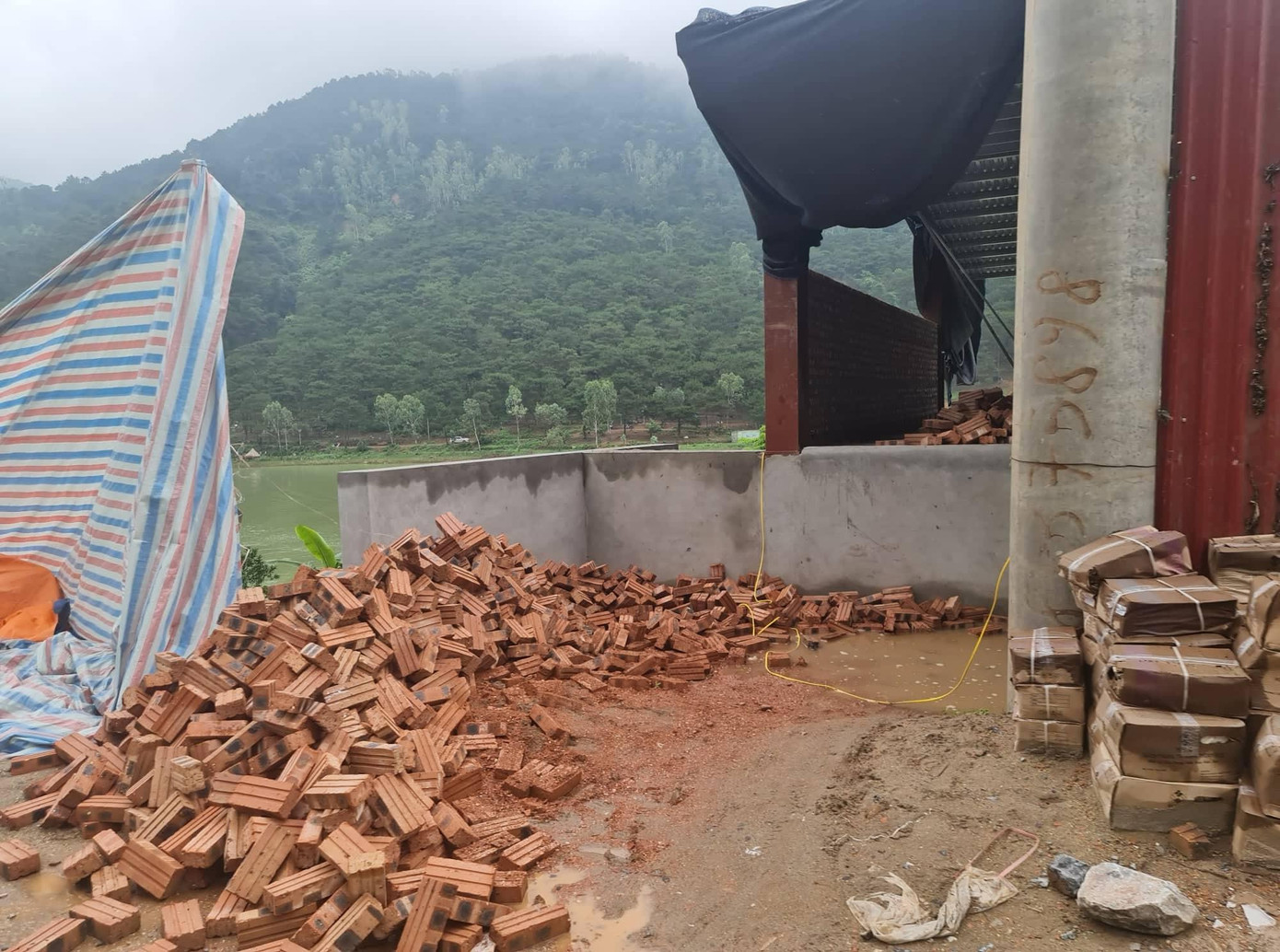 Một công trình đổ đất lấn chiếm, xây dựng trái phép hồ Đồng Đò Một công trình đổ đất lấn chiếm, xây dựng trái phép hồ Đồng Đò