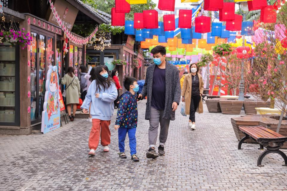 Những vị khách đầu tiên dạo chơi Phố Sách Xuân Những vị khách đầu tiên dạo chơi Phố Sách Xuân