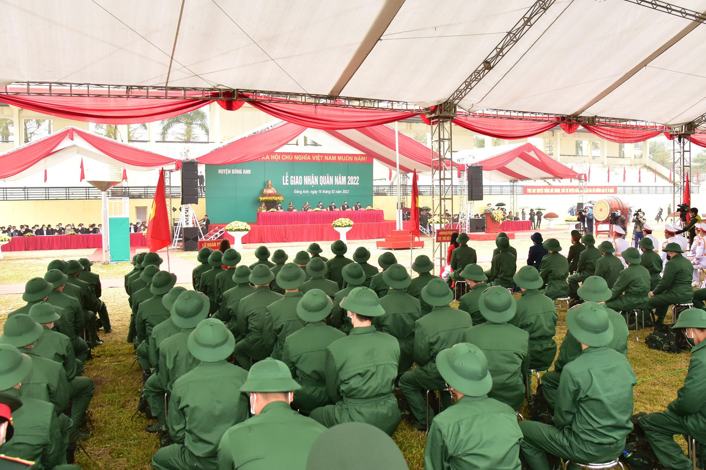 Theo thông tin từ Hội đồng Nghĩa vụ quân sự thành phố, 100% công dân trong danh sách chốt quân số nhập ngũ (cả chính thức và dự phòng) đều được tiêm ít nhất 2 mũi vắc xin phòng COVID- 19 theo quy định. Ảnh: Như Ý