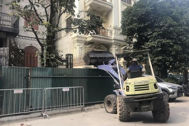 UBND quận Cầu Giấy, phường Yên Hòa tiến hành rào chắn ngăn chặn thi công bên trong biệt thự thời điểm trước UBND quận Cầu Giấy, phường Yên Hòa tiến hành rào chắn ngăn chặn thi công bên trong biệt thự thời điểm trước