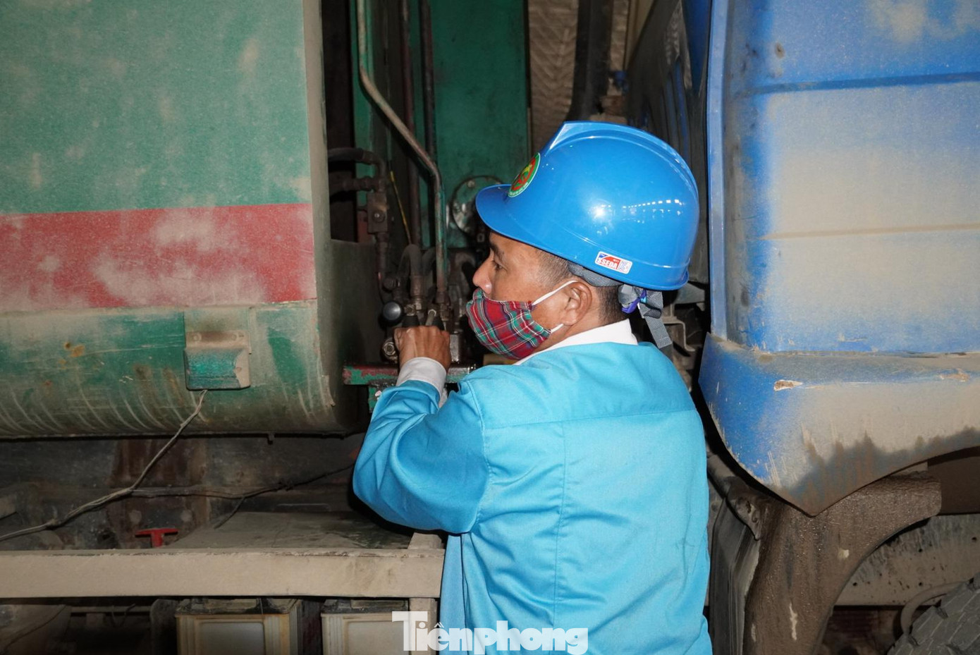 Các chuyên gia nước ngoài gặp khó khăn khi đến Việt Nam, các thiết bị nhập khẩu từ Châu Âu cũng bị chậm. Để đẩy nhanh tiến độ, đơn vị đã tuyển dụng đào tạo nhiều công nhân Việt Nam, đến nay đội ngũ này cơ bản nắm vững kiến thức và thành thạo trong vận hành.