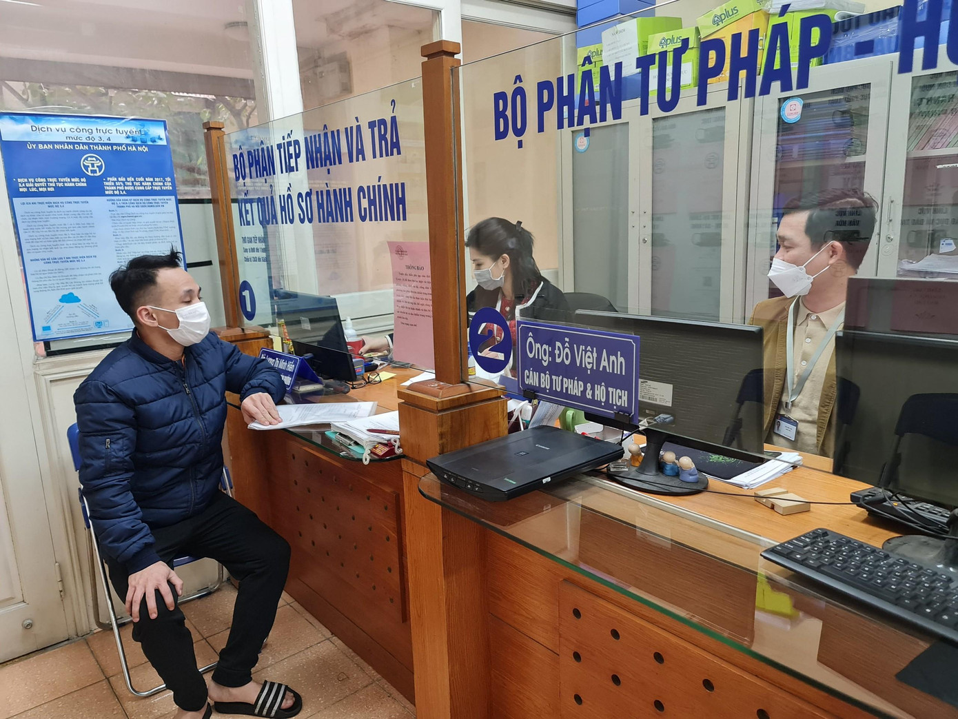 Tại bộ phận một cửa UBND phường Hàng Bạc (quận Hoàn Kiếm), mới chỉ có 3 trường hợp công dân đến làm các thủ tục tư pháp