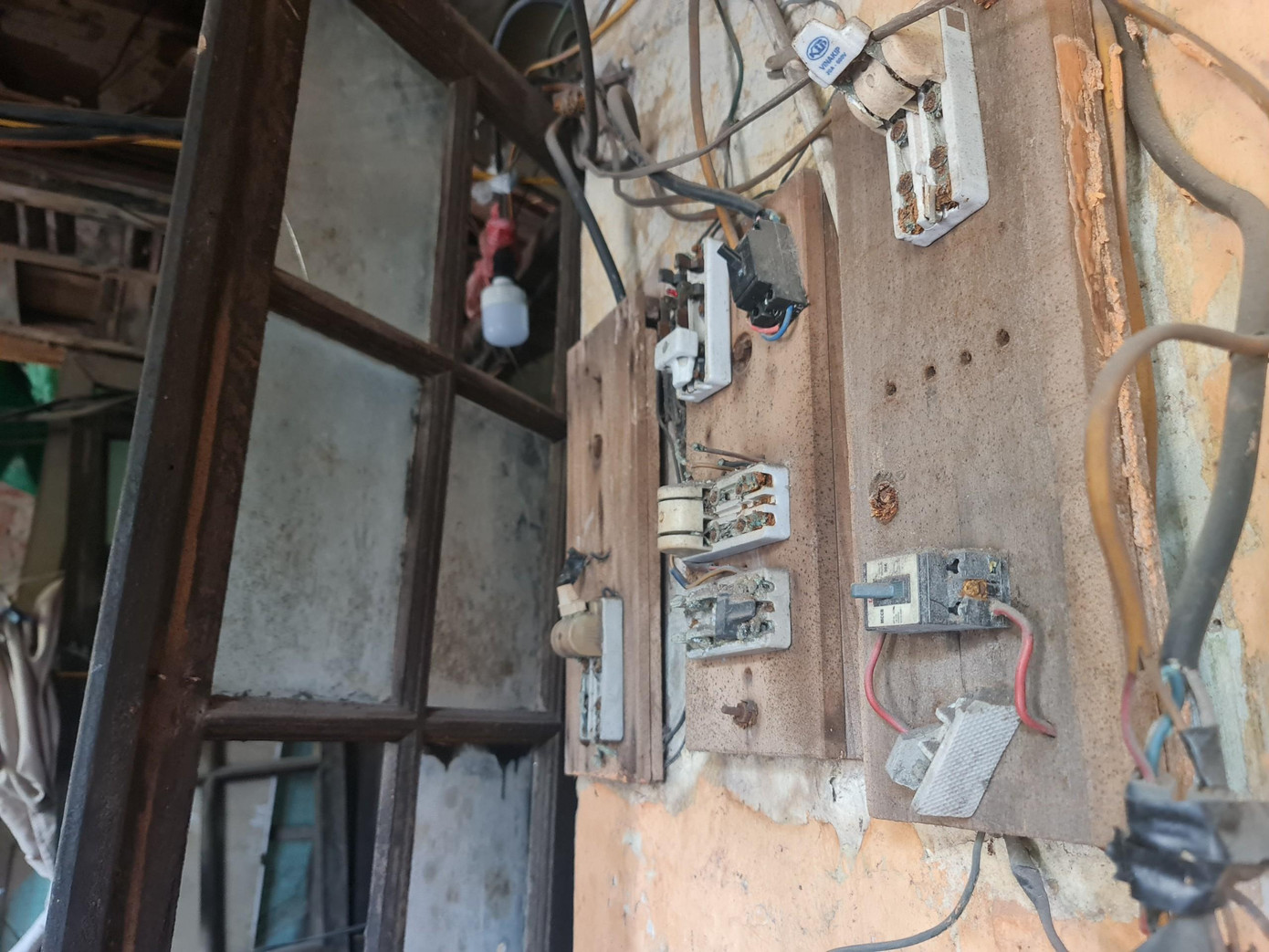 Dây điện đi trần toàn bộ, nguy cơ cháy nổ rất cao.