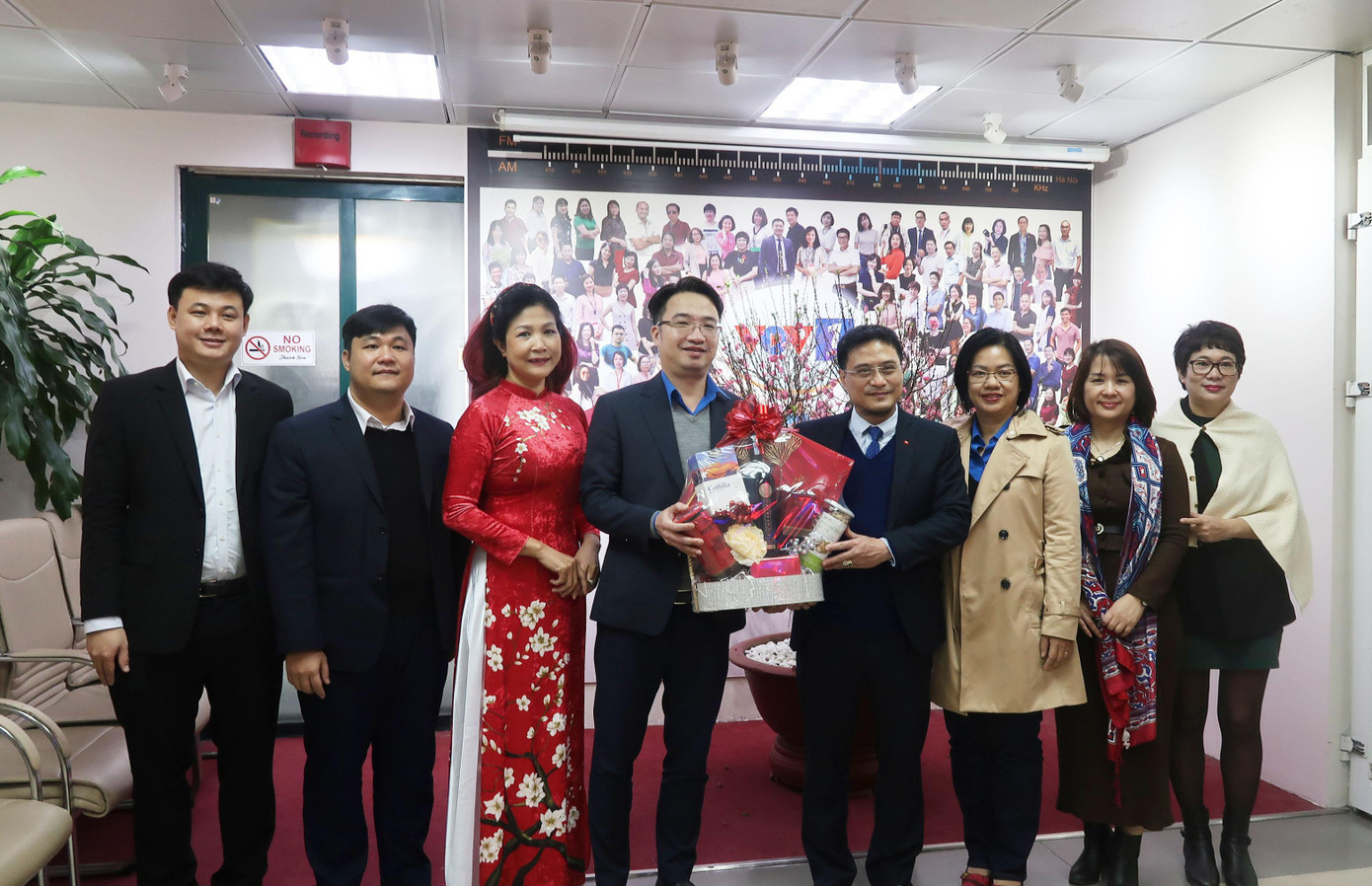 Đoàn công tác Trung ương Đoàn TNCS Hồ Chí Minh tặng quà cán bộ Đài Tiếng nói Việt Nam. Đoàn công tác Trung ương Đoàn TNCS Hồ Chí Minh tặng quà cán bộ Đài Tiếng nói Việt Nam.