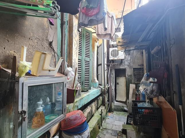 Các biệt thự cũ đa số trong cảnh vá víu, tạm bợ, nhiều nơi bị cơi nới rất nguy hiểm Các biệt thự cũ đa số trong cảnh vá víu, tạm bợ, nhiều nơi bị cơi nới rất nguy hiểm