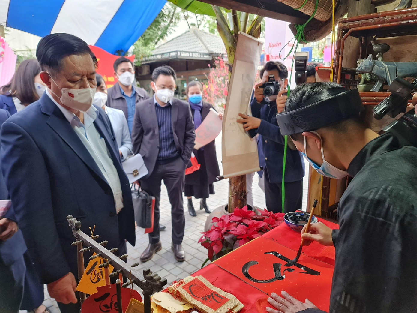 Đặc biệt Phố sách Xuân năm nay lắp dựng 1 gian nhà cổ với đầy đủ vật dụng sinh hoạt hàng ngày đã tạo nên không gian văn hóa mang đậm nét Xuân Tết Nguyên Đán Nhâm Dần và không khí mừng Đảng, mừng Xuân. Đặc biệt Phố sách Xuân năm nay lắp dựng 1 gian nhà cổ với đầy đủ vật dụng sinh hoạt hàng ngày đã tạo nên không gian văn hóa mang đậm nét Xuân Tết Nguyên Đán Nhâm Dần và không khí mừng Đảng, mừng Xuân.