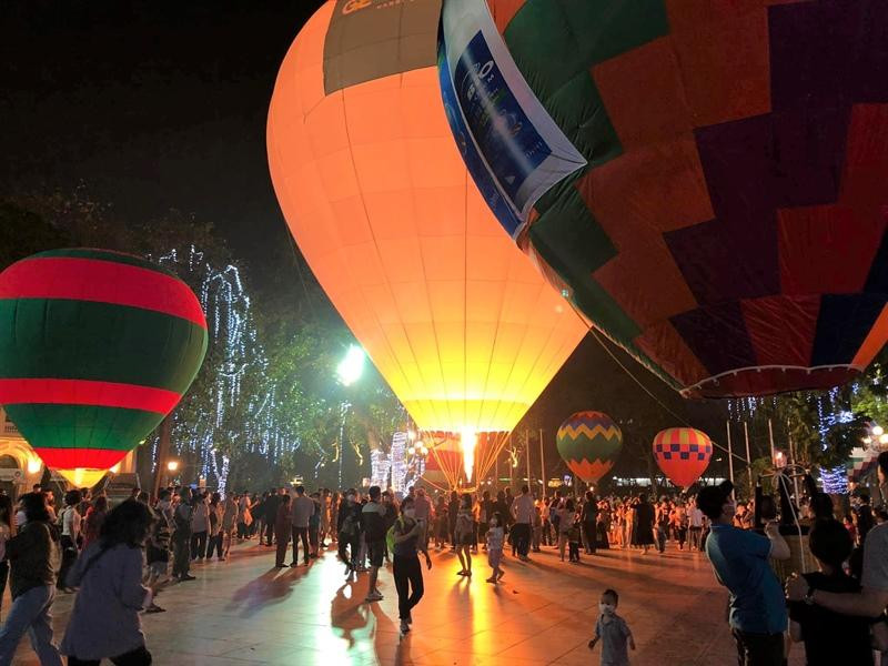 Khinh khí cầu xuất hiện tại hồ Hoàn Kiếm thu hút đông đảo du khách