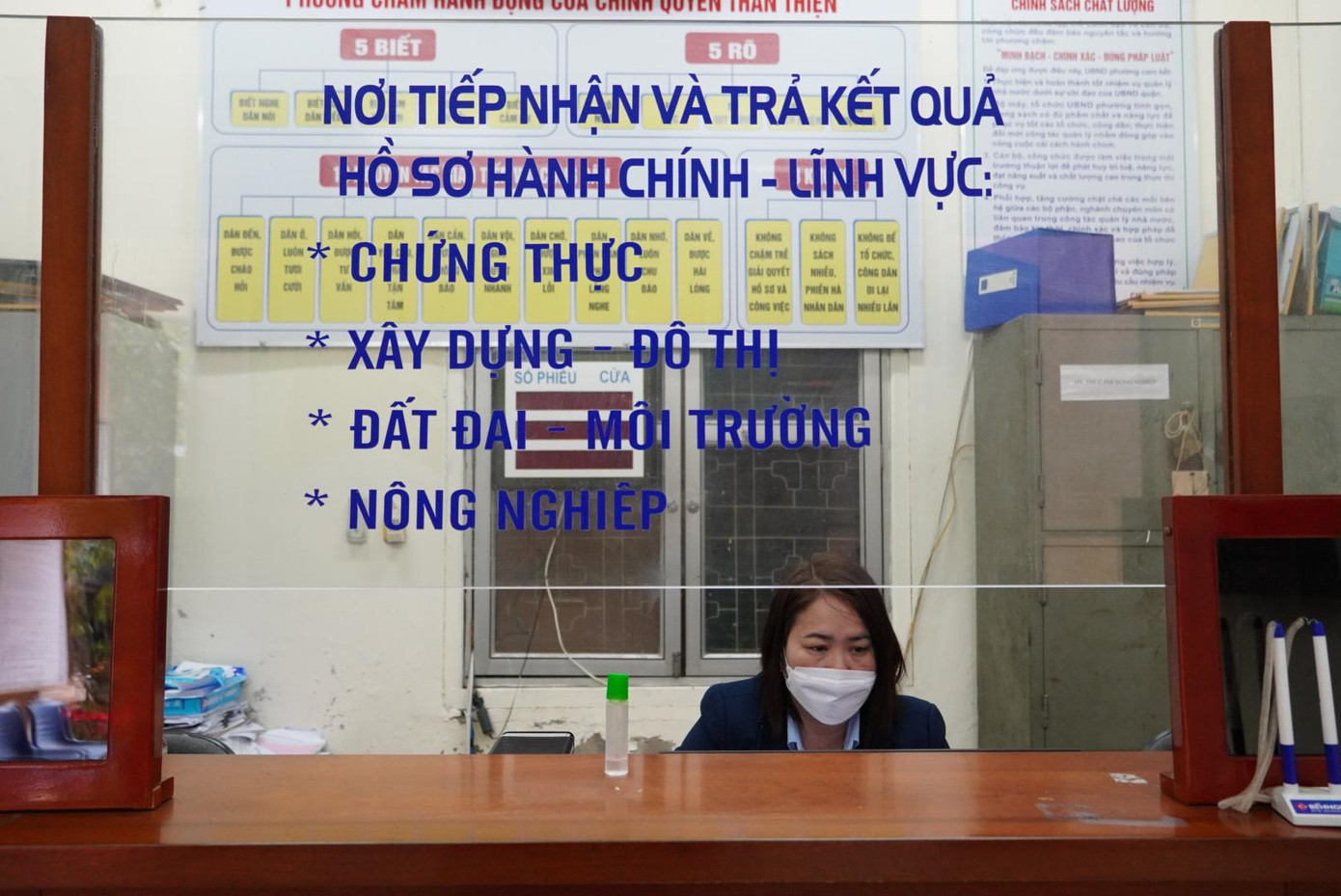 Tại phường Trung Văn, Phó Chủ tịch UBND phường Trung Văn Nguyễn Thị Lụa cho biết, ngày đầu tiên làm việc, 100% số lượng cán bộ đi làm, tổng số 23 người cả cán bộ và công chức. Trong sáng 7/2, bộ phận một cửa tại phường Trung Văn tiếp nhận 4 hồ sơ làm thủ tục chứng thực, chủ yếu là giấy tờ, văn bản, công chứng chứng minh nhân dân. Một nhân viên làm việc tại bộ phận này chia sẻ: “Do đầu xuân năm mới nên số lượng người dân tới làm việc ít. Vì vậy, thủ tục được xử lý nhanh chóng, ai đến là làm luôn.”