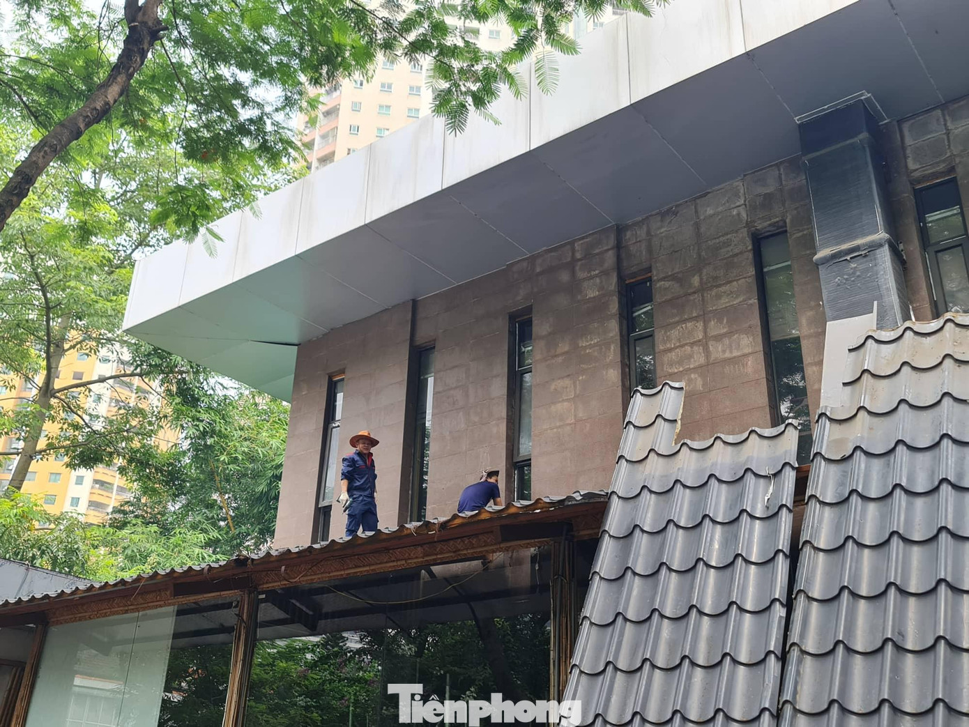 Sáng nay (19/7), UBND quận Cầu Giấy đã yêu cầu các chủ đầu tư có công trình vi phạm tự tháo dỡ theo Kết luận thanh tra số 39/KL-TTr ngày 17/5/2022 của Thanh tra Bộ Xây dựng về quy hoạch tuyến đường Lê Văn Lương - Tố Hữu - Nguyễn Thanh Bình và Khu đô thị Trung Hòa - Nhân Chính (Kết luận 39). Ghi nhận của PV Tiền Phong tại hiện trường, tại lô CX2A, CX2B tại lô đất CX2 thuộc dự án Khu công viên giải trí số 1 hiện là nhà hàng đang được tháo dỡ từng phần.