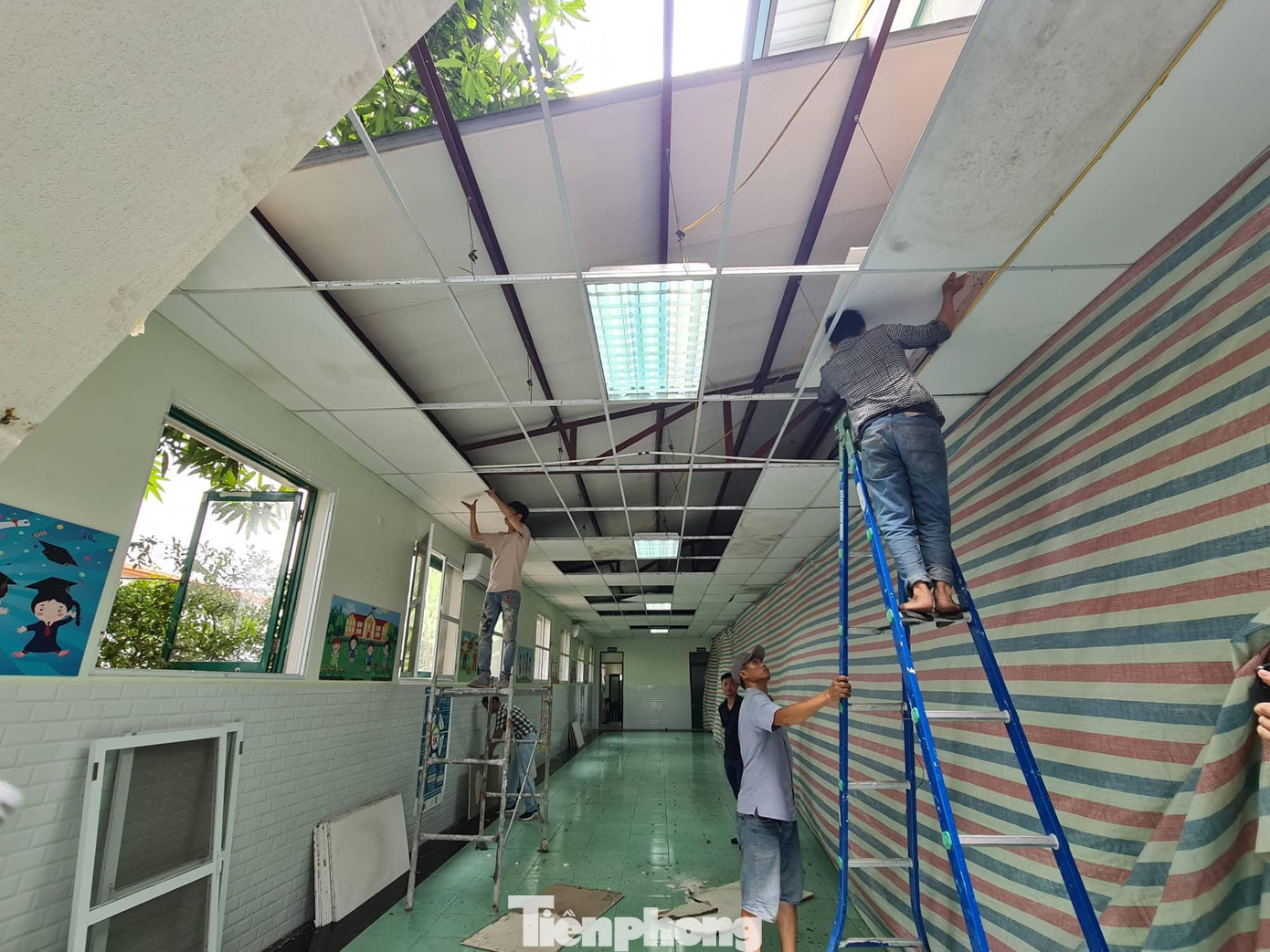 Đại diện nhà trường cho biết, sau khi tháo dỡ phần cơi nới, do công suất phòng ăn không đáp ứng đủ nhu cầu của học sinh nên nhà trường sẽ ứng phó bằng cách đưa suất ăn lên lớp cho học sinh.