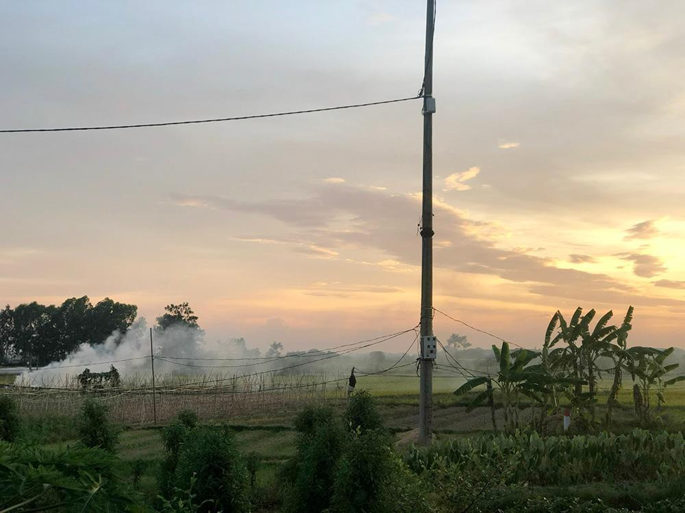 Theo nghiên cứu của Trung tâm Sống và Học tập vì Môi trường và Cộng đồng (Live &amp; Learn) cùng nhóm nghiên cứu thuộc Trường Đại học Khoa học Tự nhiên, chỉ tính riêng vụ Đông Xuân năm 2020, tổng lượng rơm rạ bỏ lại trên đồng ruộng ở Hà Nội là 384.505 tấn. Khoảng 20% trong số đó bị đốt, phát sinh 179,08 tấn bụi PM10, 163,3 tấn bụi mịn PM2.5 và 23.000 tấn CO2. Đây đều là những chất gây ô nhiễm môi trường. Nghiên cứu cũng chỉ ra, việc đốt rơm rạ phát sinh lượng bụi mịn PM2.5 rất lớn.