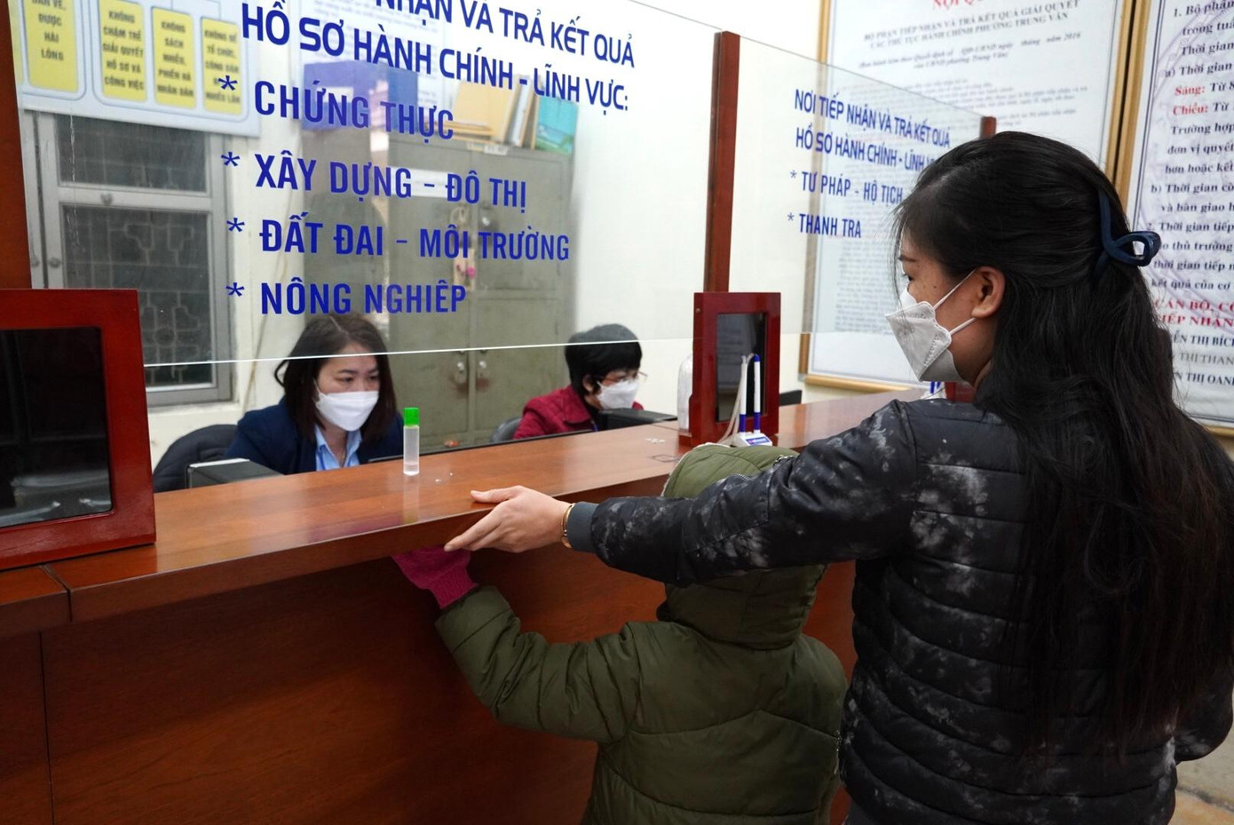 Chị Đỗ Chi - người dân phường Trung Văn cho biết: "Ra Tết mình có chút việc cộng nhà gần đây nên sáng nay mình qua phường làm thủ tục luôn. Trước kia, nếu có giấy tờ cần xử lý, người dân sẽ qua trực tiếp phường để làm việc nhưng bây giờ phải đăng ký trước trên trang web, có nhiều đổi mới nên mình còn nhiều bỡ ngỡ, chưa hiểu hết. Tuy nhiên, cán bộ ở đây vẫn nhiệt tình giúp đỡ".