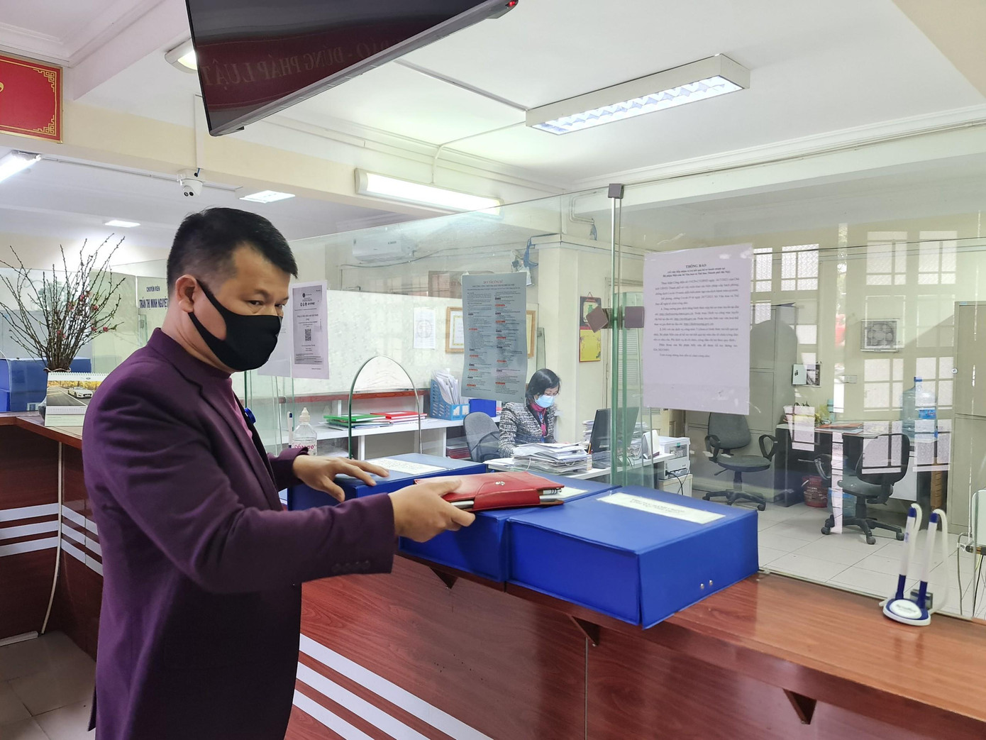 Ngoài ra, để chuẩn bị cho ngày làm việc đầu tiên của năm mới. Sở Văn hóa, Thể thao đã cho thực hiện xét nghiệm COVID-19 cho toàn bộ cán bộ, công nhân viên trước khi bắt tay vào làm việc.