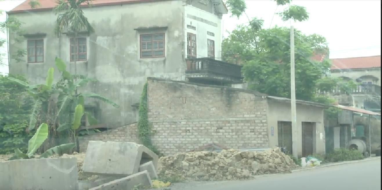 Ngôi nhà cấp 4 nằm trọn trên diện tích đất nhà hàng xóm