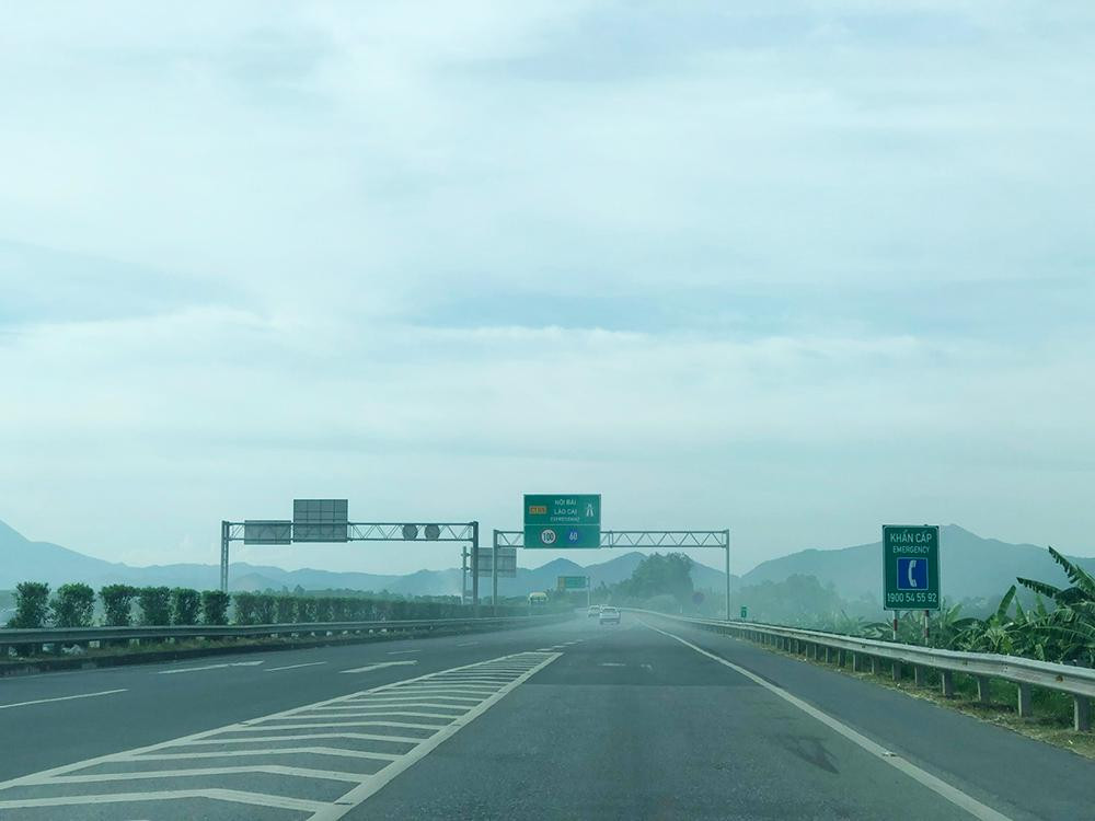 Đầu tuyến đường cao tốc Hà Nội - Lào Cai bị phủ mờ bởi lớp khói rơm rạ