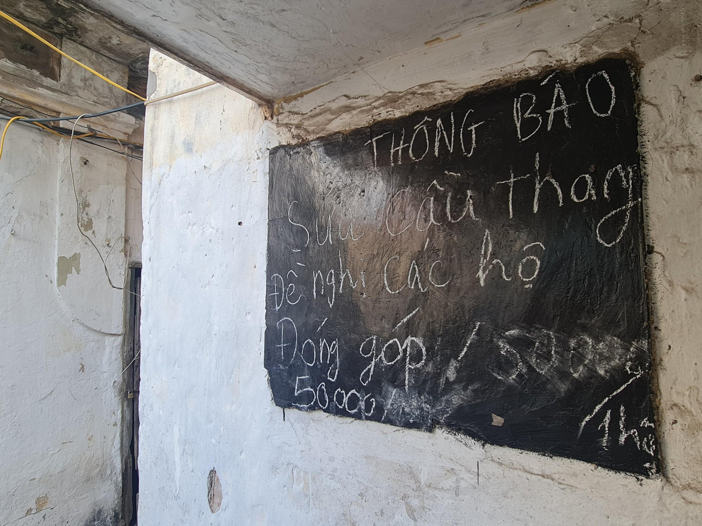 Biệt thự này nằm trong diện cảnh báo xuống cấp đặc biệt nguy hiểm. Mỗi mùa mưa bão, chính quyền địa phương đều gửi cảnh báo tới người dân về nguy hiểm nhưng họ vẫn phải sống ở đây vì không còn cách nào khác.