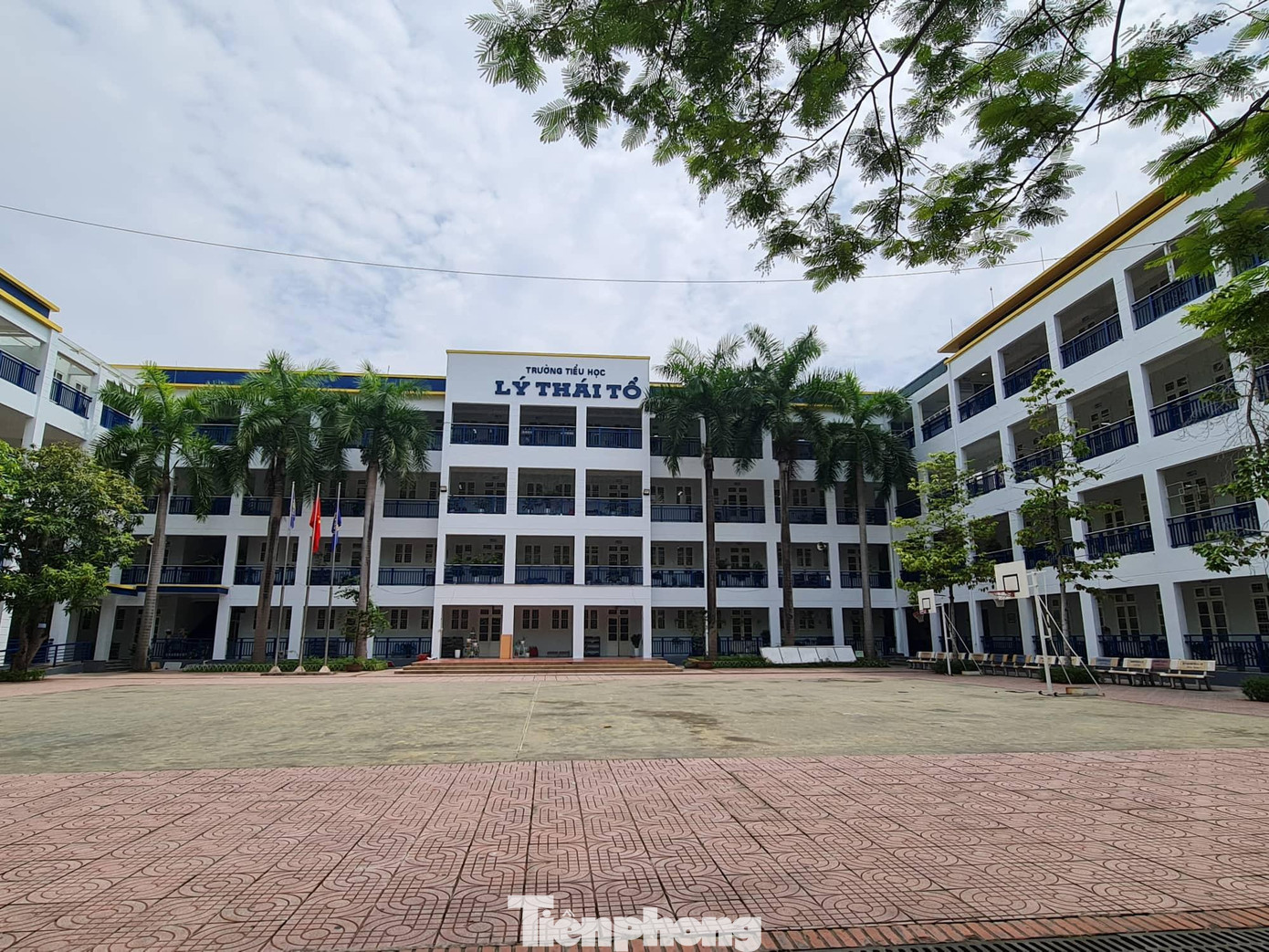 Tuy nhiên, một số hạng mục mở rộng đang thực hiện tháo dỡ do không phù hợp với quy hoạch lại khá bất cập so với nhu cầu sử dụng hiện nay. Đơn cử như hạng mục nâng cấp phòng ăn của Trường Tiểu học Lý Thái Tổ.