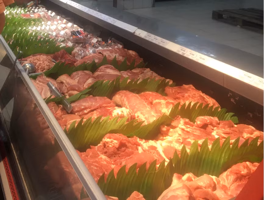 Thịt lợn bày bán tại một siêu thị ở Hà Đông