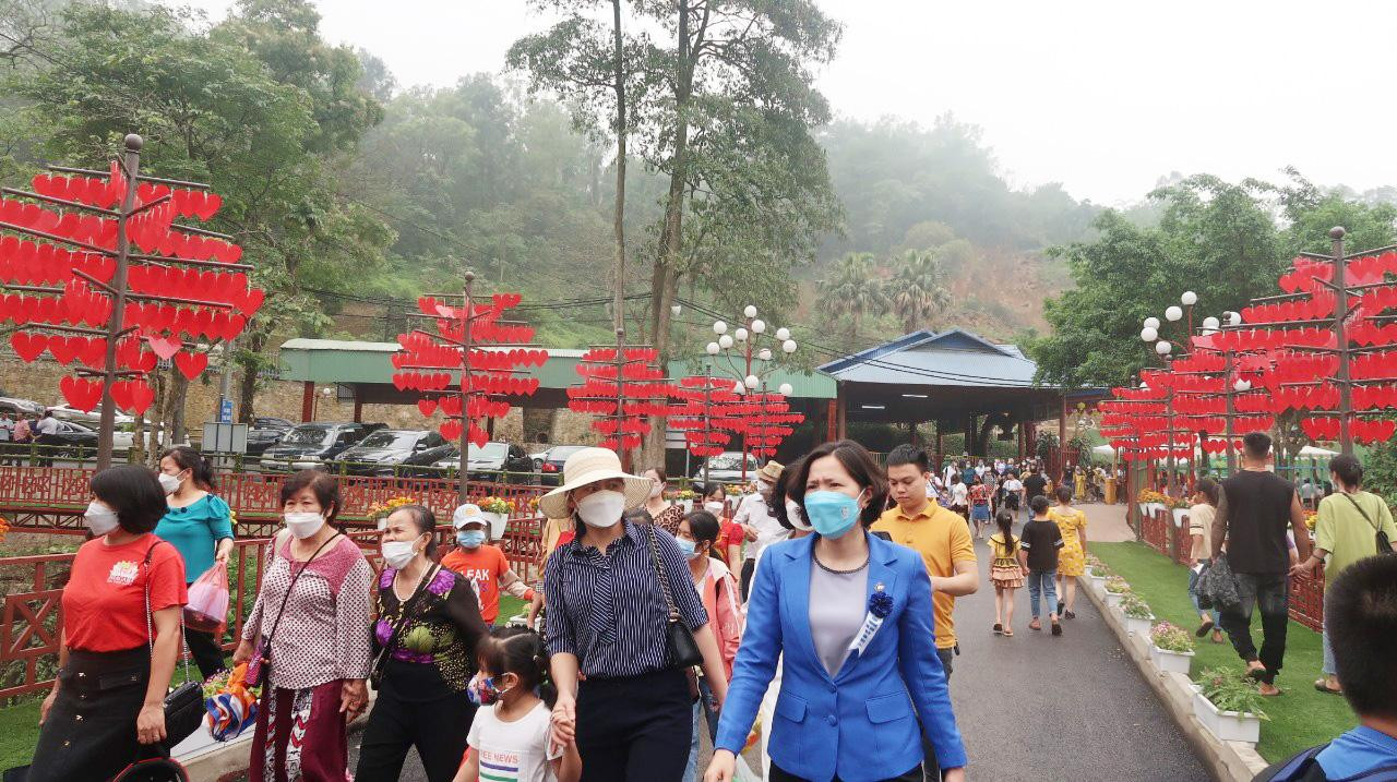 Ngay trong ngày đầu khai trương, khu du lịch Ao Vua ước tính đón hơn 1 vạn lượt khách