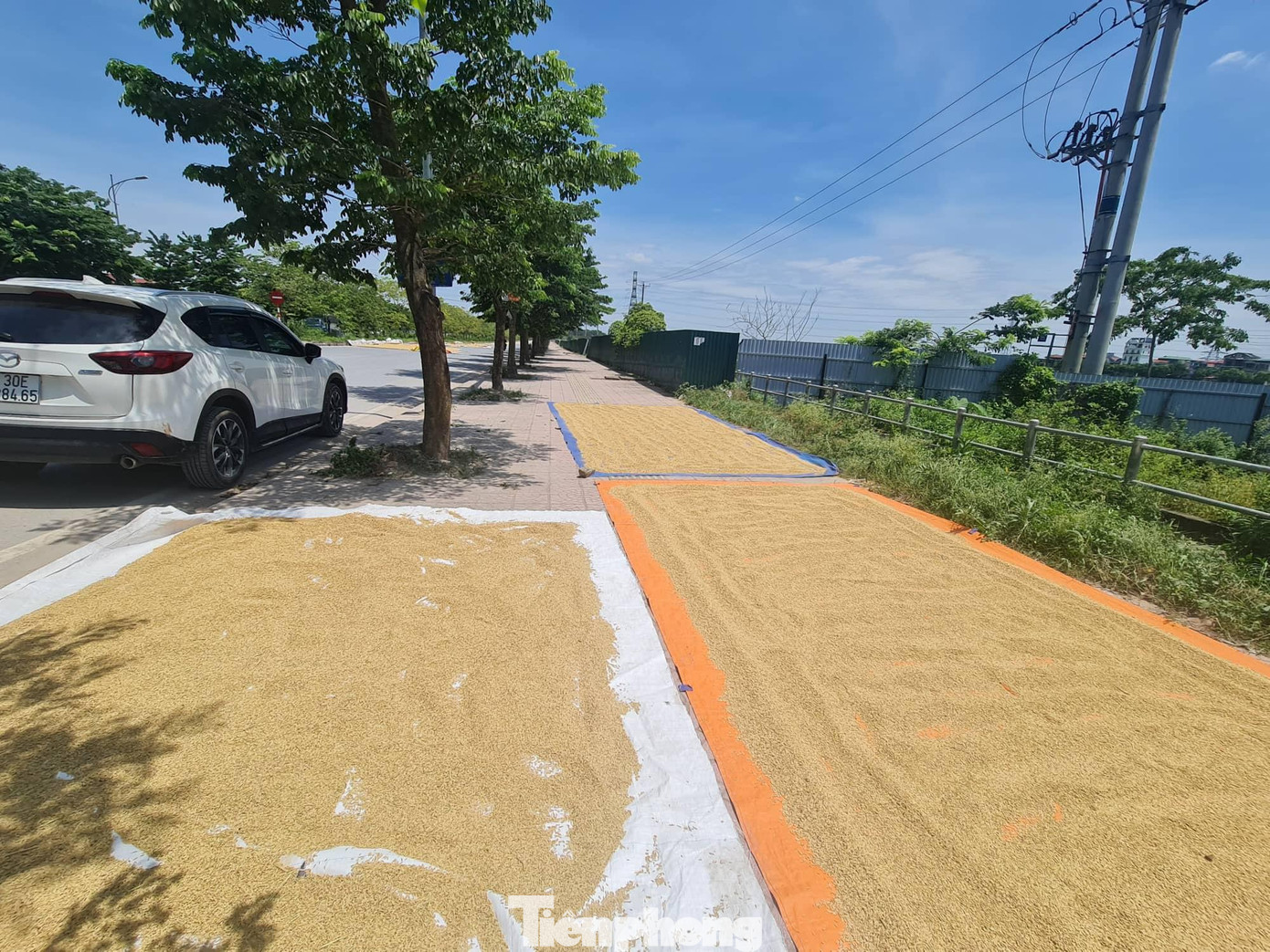 Không chỉ lòng đường, vỉa hè các tuyến phố này cũng không còn đường đi