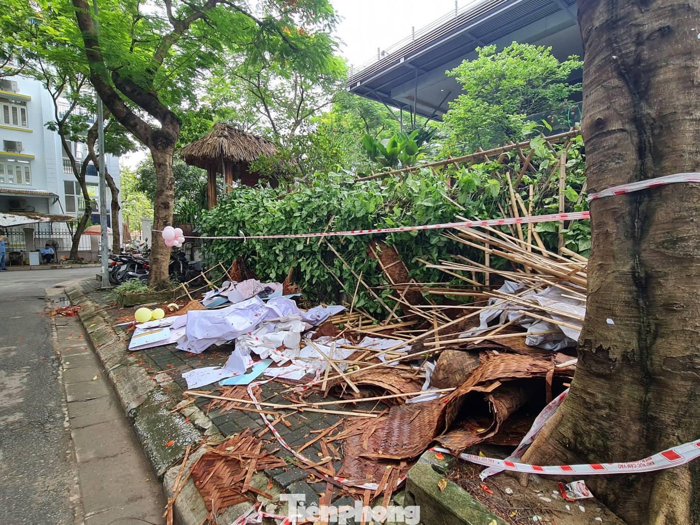 Mái lá nhà hàng đã được tháo dỡ từ trước