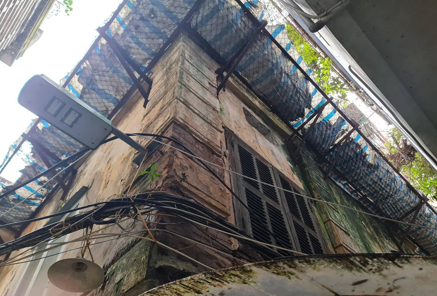 Một biệt thự trong ngõ Phan Chu Trinh nhiều lần bị rơi mái ngói xuống đường, chính quyền địa phương đã làm lưới sắt để chống rơi.