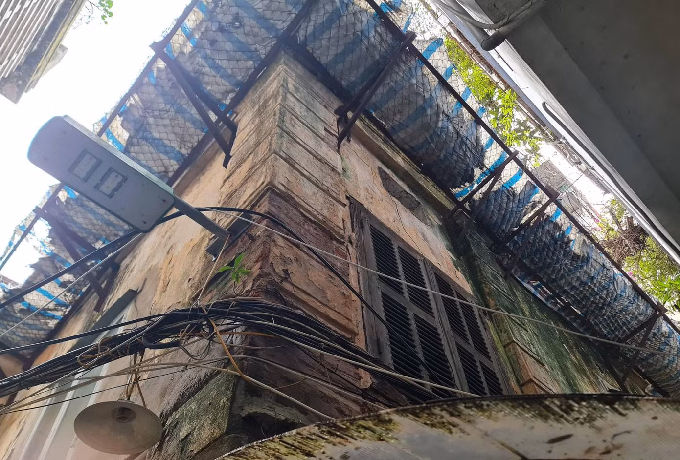 Một biệt thự trong ngõ Phan Chu Trinh nhiều lần bị rơi mái ngói xuống đường, chính quyền địa phương đã làm lưới sắt để chống rơi.
