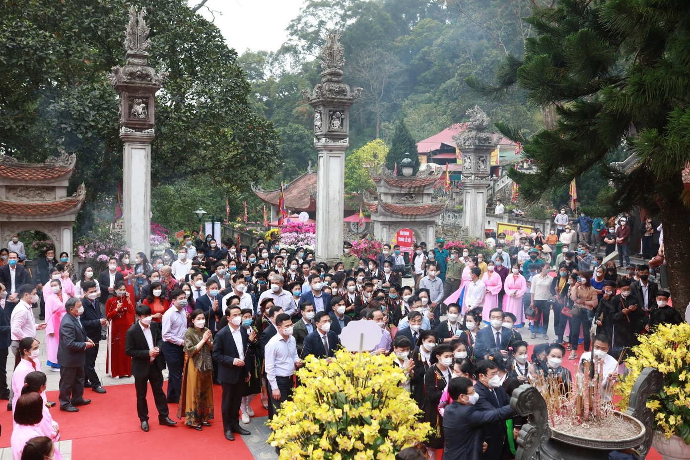 Tín ngưỡng thờ Mẫu Tây Thiên được người dân thực hành thông qua các nghi lễ, lễ hội tại các di tích thờ Quốc Mẫu Tây Thiên. Các nghi lễ, lễ hội tại mỗi điểm di tích mang nét độc đáo và đặc sắc riêng nhưng tựu chung đều hướng về và thể hiện sự tôn thờ đối với Quốc Mẫu và cầu mong được Quốc Mẫu che chở, độ trì. Tín ngưỡng thờ Mẫu Tây Thiên được người dân thực hành thông qua các nghi lễ, lễ hội tại các di tích thờ Quốc Mẫu Tây Thiên. Các nghi lễ, lễ hội tại mỗi điểm di tích mang nét độc đáo và đặc sắc riêng nhưng tựu chung đều hướng về và thể hiện sự tôn thờ đối với Quốc Mẫu và cầu mong được Quốc Mẫu che chở, độ trì.