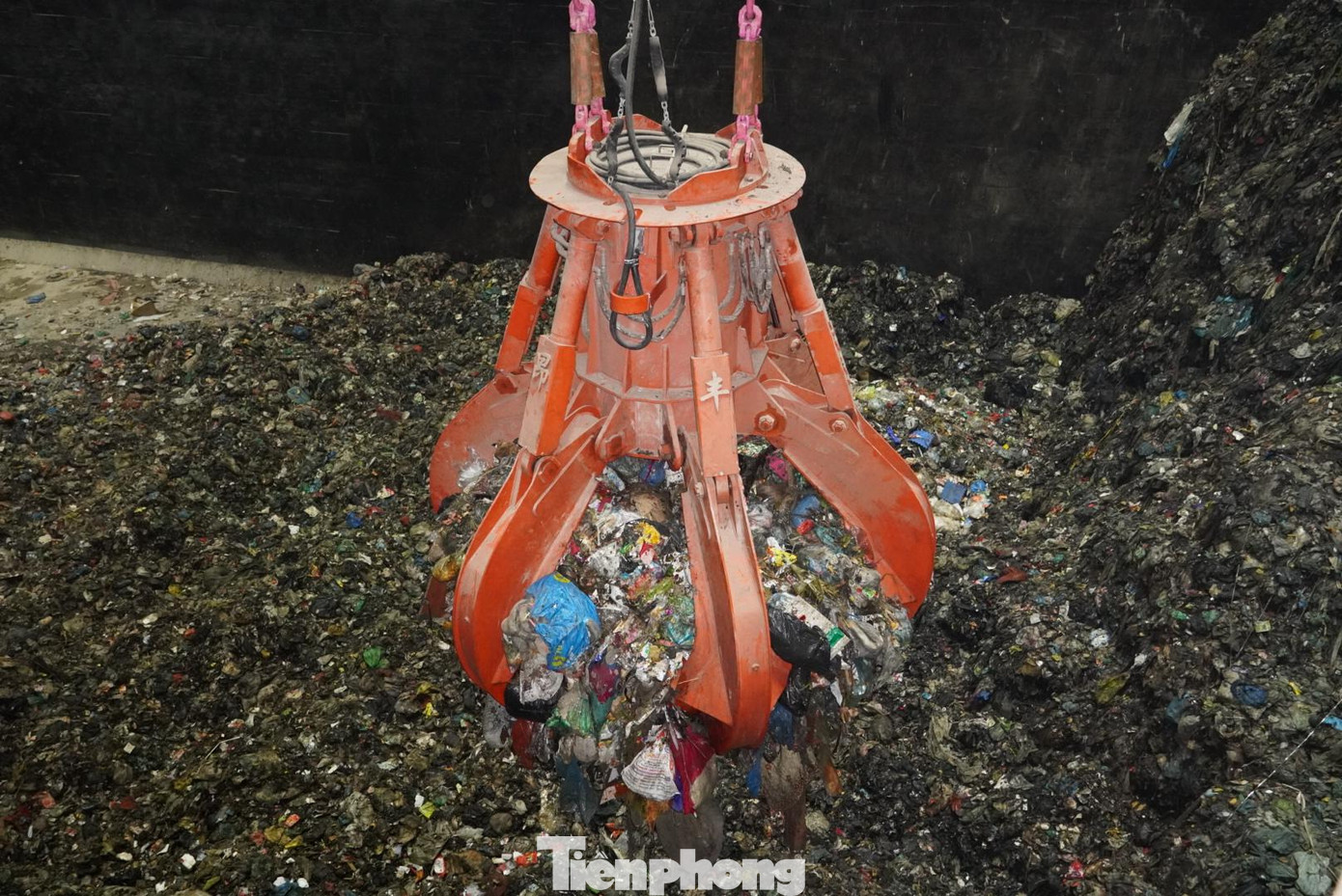 Một cẩu trục lớn vận hành để đưa rác vào buồng đốt