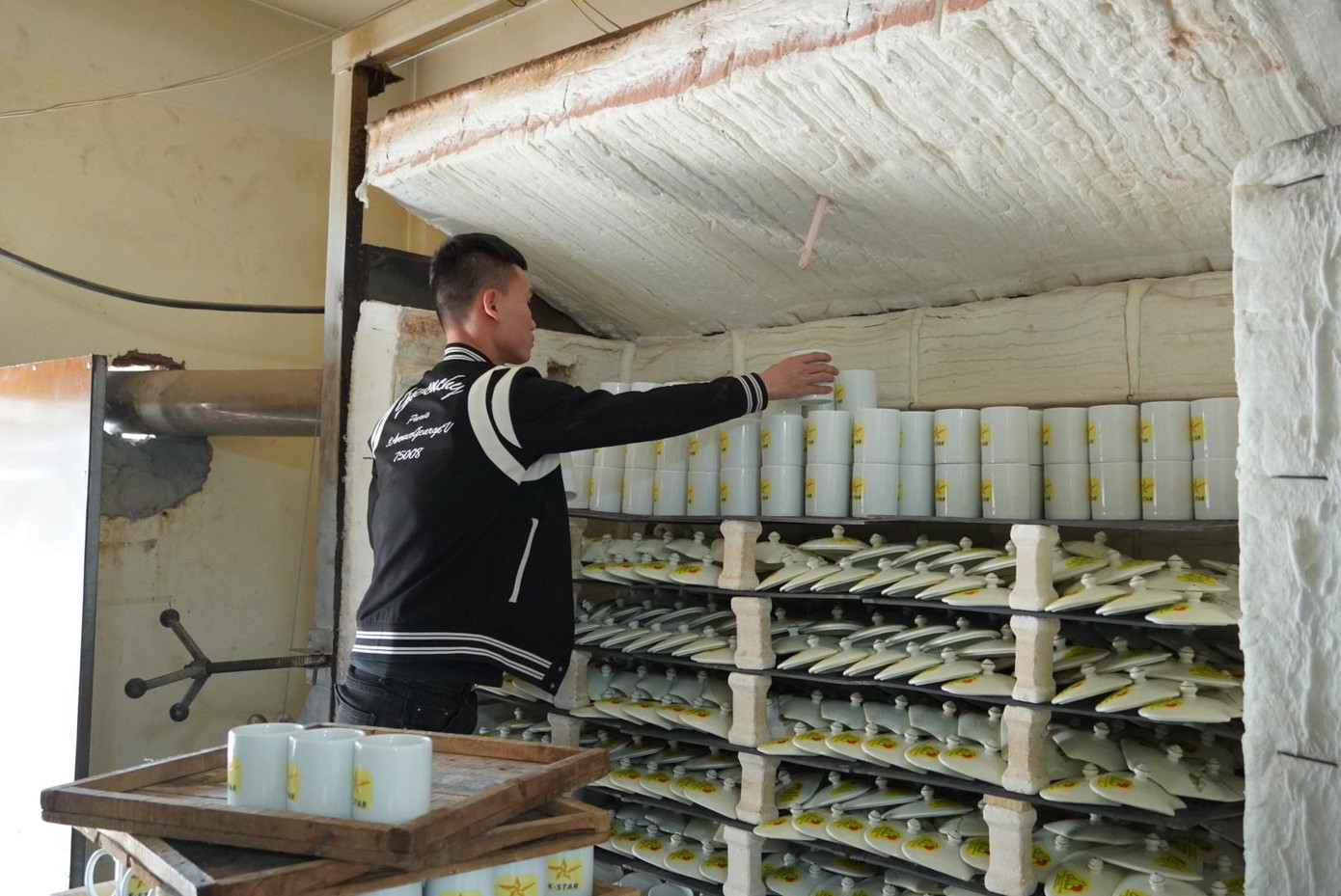 Trung bình, 3 ngày mỗi lò lớn sẽ cho ra lò 200 - 300 con hổ gốm, những mặt hàng này nhanh chóng được tiêu thụ. Đa số các cửa hàng đã không còn hàng để bán. Trung bình, 3 ngày mỗi lò lớn sẽ cho ra lò 200 - 300 con hổ gốm, những mặt hàng này nhanh chóng được tiêu thụ. Đa số các cửa hàng đã không còn hàng để bán.