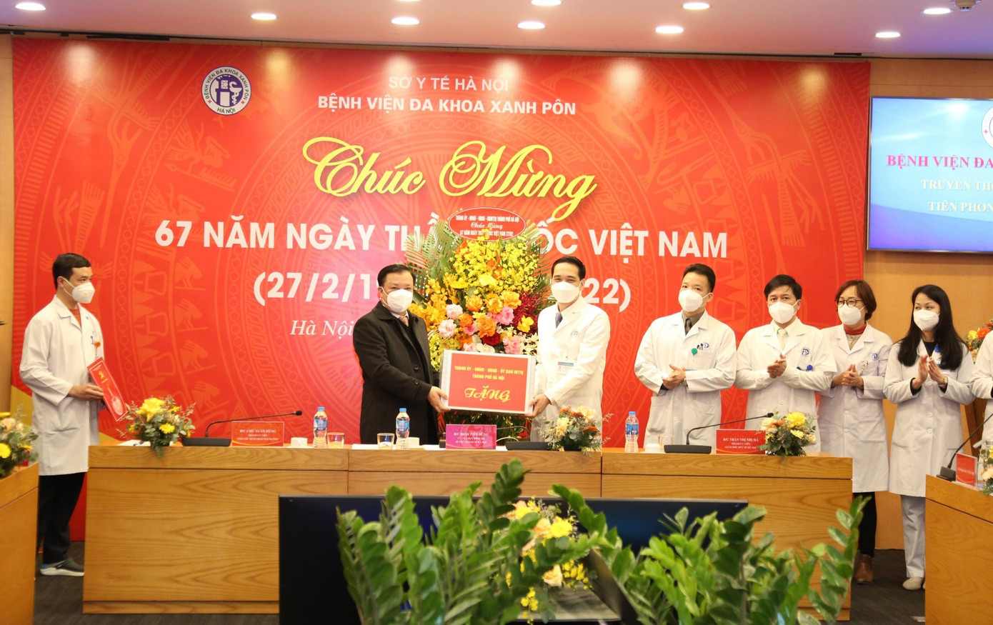 Cùng ngày, Bí thư Thành ủy Đinh Tiến Dũng và đoàn đã đến thăm, chúc mừng Bệnh viện Đa khoa Xanh Pôn - bệnh viện hạng I trực thuộc Sở Y tế Hà Nội.