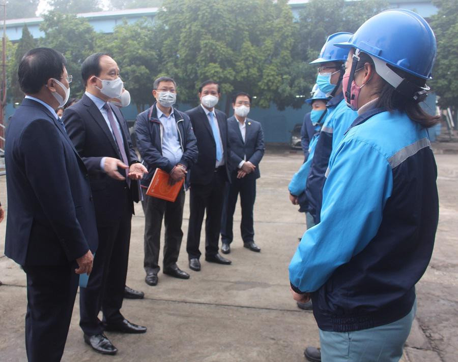 Chủ tịch HĐND thành phố Nguyễn Ngọc Tuấn động viên cán bộ công nhân viên Công ty Nước sạch Hà Nội nhân dịp Tết Nguyên đán. Ảnh Linh Nguyễn