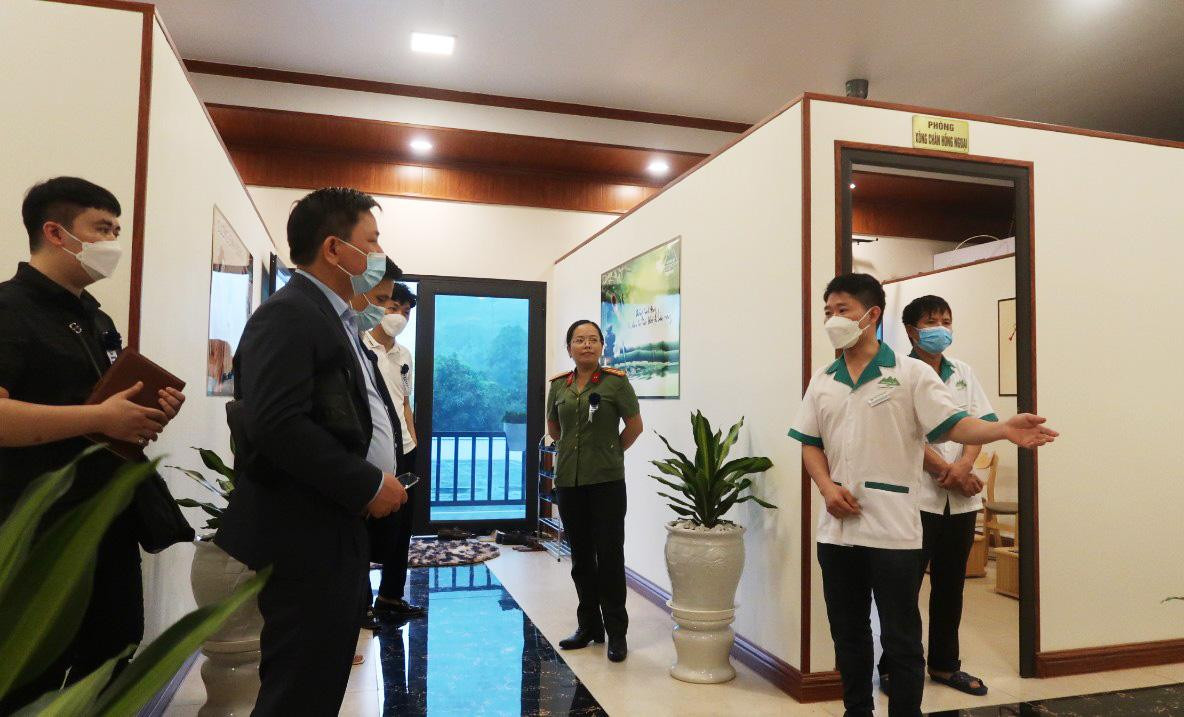 Nhân viên tại đây hướng dẫn các đại biểu tư vấn chăm sóc sức khỏe