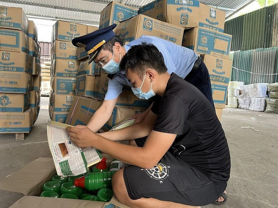 Cơ quan chức năng phát hiện gần 18.000 lít thuốc diệt cỏ. Ảnh: Cục QLTT Hà Nội Cơ quan chức năng phát hiện gần 18.000 lít thuốc diệt cỏ. Ảnh: Cục QLTT Hà Nội