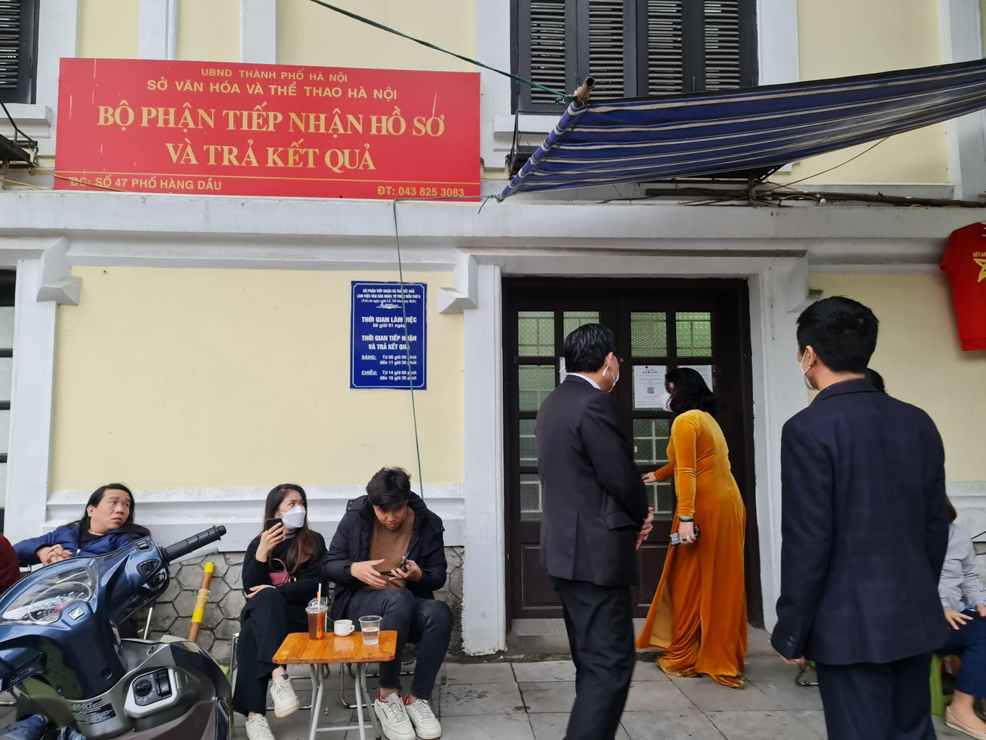 Lãnh đạo Sở Nội vụ ghi nhận tinh thần trách nhiệm, thái độ làm việc ngay từ ngày đầu năm mới của Sở Văn hóa, Thể thao. Tuy nhiên, ông Hùng lưu ý về việc cổng ra vào của bộ phận một cửa bị chắn bởi hàng quán gây mất mỹ quan, ảnh hưởng đến giao dịch của người dân đến Sở.