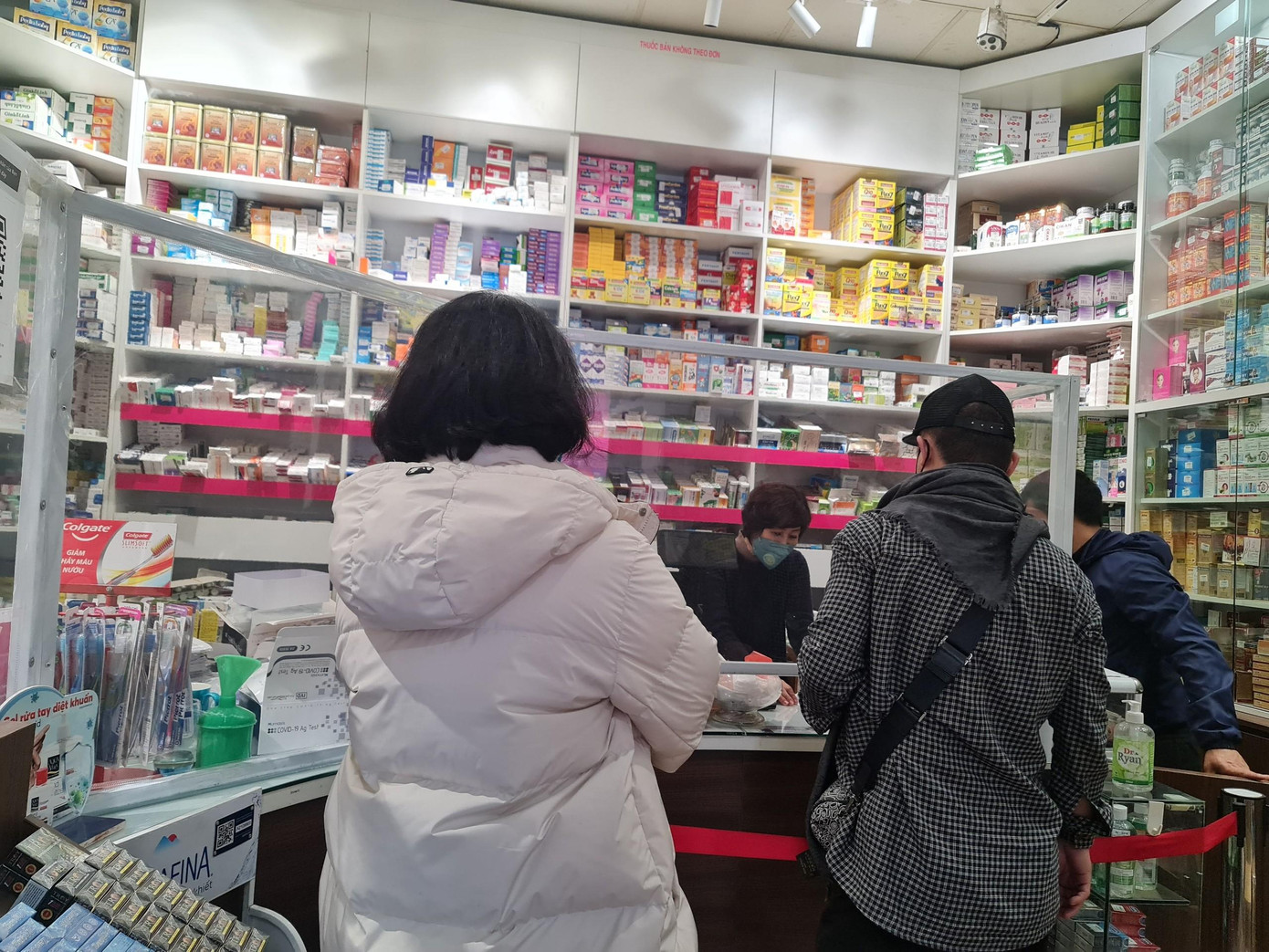 Nhiều khách hàng phải chờ 30 phút để đến lượt mua thuốc nhưng vẫn không thể mua đủ loại thuốc cần thiết. Nhiều khách hàng phải chờ 30 phút để đến lượt mua thuốc nhưng vẫn không thể mua đủ loại thuốc cần thiết.