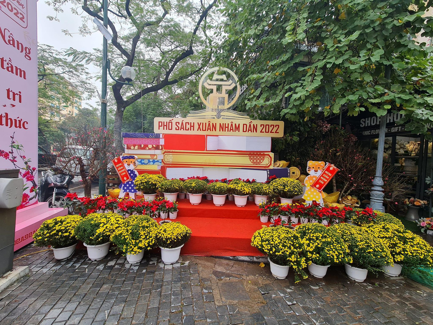 Cổng vào Phố sách được trang trí rực rỡ với 2 màu sắc chủ đạo là đỏ và vàng Cổng vào Phố sách được trang trí rực rỡ với 2 màu sắc chủ đạo là đỏ và vàng