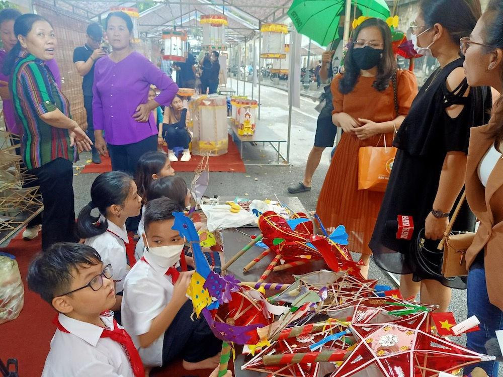 Các em nhỏ có những trải nghiệm quý giá tại phố bích họa Phùng Hưng