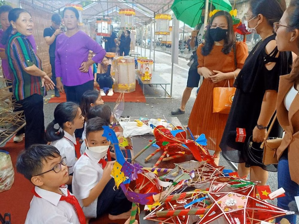 Các em nhỏ có những trải nghiệm quý giá tại phố bích họa Phùng Hưng
