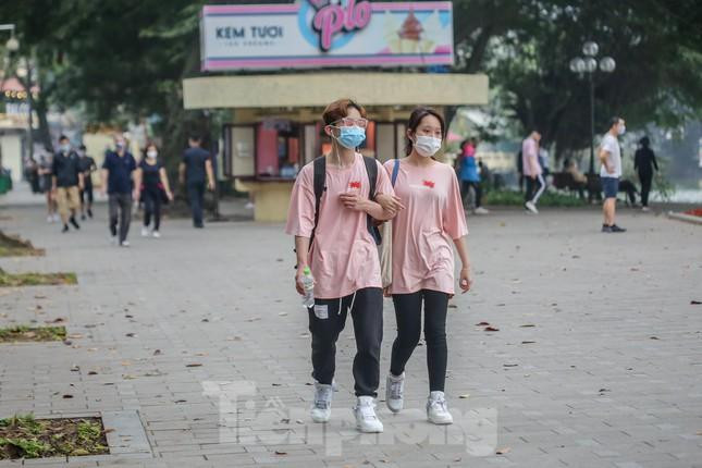 Hoạt động đi bộ quanh khu vực hồ Gươm được nhiều người dân mong chờ. Ảnh: Duy Phạm