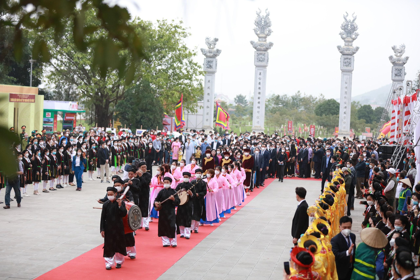 Bị thu hút bởi cảnh sắc núi non liên hoàn hùng vĩ, có suối chảy, nước trong, thác ghềnh, non cao, rừng rậm, giáo đoàn đã dừng chân, xây dựng thành Nê Lê và chùa Địa Ngục để tu hành. Tới thời Trần, nơi đây trở thành trung tâm Phật giáo thâm uy giống như Yên Tử và Đông Triều. Các địa danh khác như suối Giải Oan, suối Trường Sinh, chùa Đồng Cổ, rừng thông già đại thụ là nơi nhiều đời cao tăng tu tập, hành trì và viên tịch. Người ta cũng đã tìm được 3 bia mộ đá và di cốt của Giác Linh Ngã Thiền Sư, Võng Sơn Thiền Sư, Cúc Khê Thiền Sư. Bị thu hút bởi cảnh sắc núi non liên hoàn hùng vĩ, có suối chảy, nước trong, thác ghềnh, non cao, rừng rậm, giáo đoàn đã dừng chân, xây dựng thành Nê Lê và chùa Địa Ngục để tu hành. Tới thời Trần, nơi đây trở thành trung tâm Phật giáo thâm uy giống như Yên Tử và Đông Triều. Các địa danh khác như suối Giải Oan, suối Trường Sinh, chùa Đồng Cổ, rừng thông già đại thụ là nơi nhiều đời cao tăng tu tập, hành trì và viên tịch. Người ta cũng đã tìm được 3 bia mộ đá và di cốt của Giác Linh Ngã Thiền Sư, Võng Sơn Thiền Sư, Cúc Khê Thiền Sư.