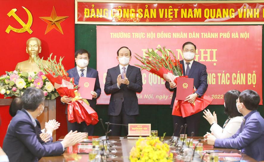 Ông Trương Việt Dũng (cầm hoa trái) và ông Nguyễn Ngọc Việt (cầm hoa phải) nhận quyết định điều động, bổ nhiệm cán bộ.