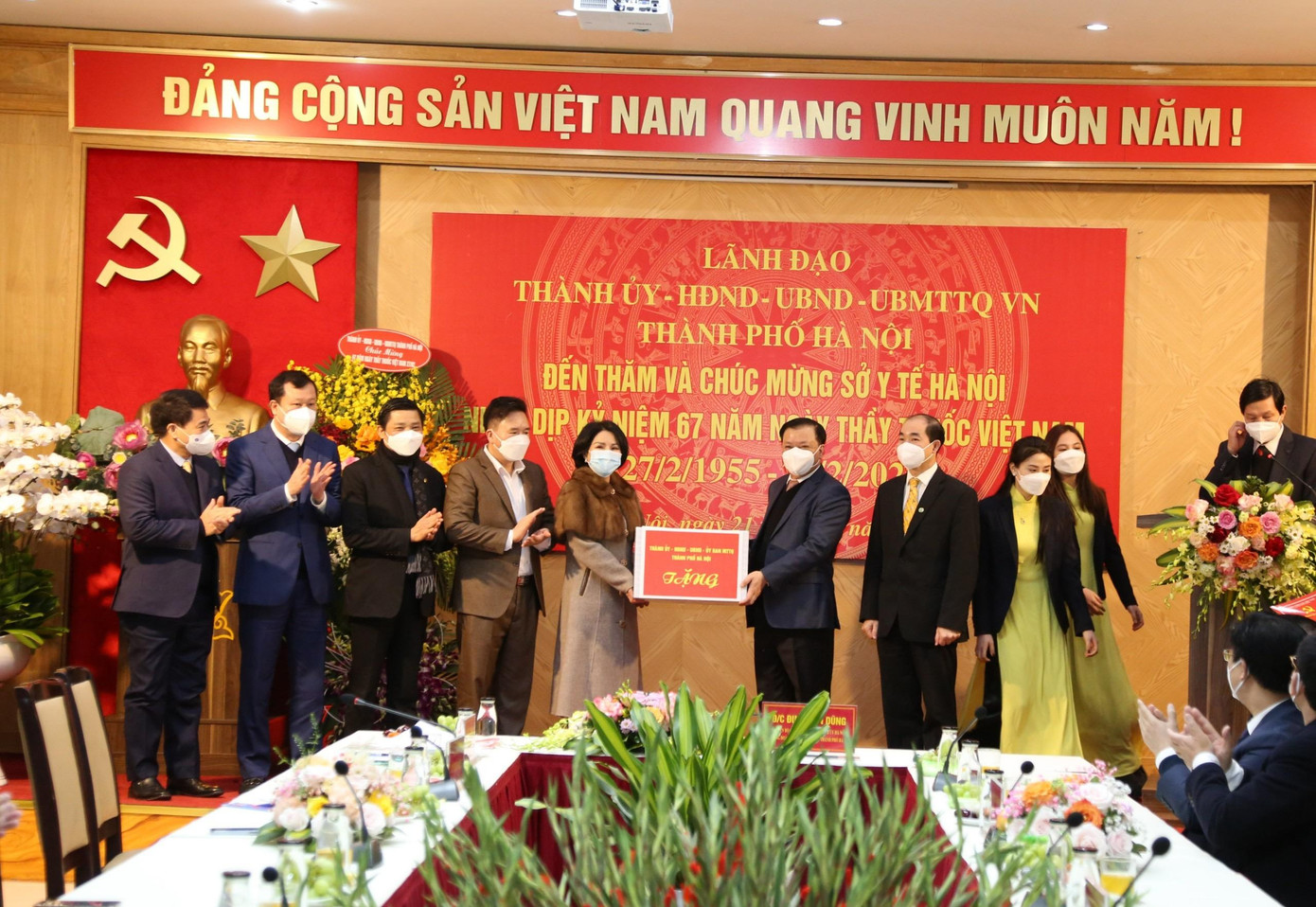 Bí thư Thành ủy Hà Nội Đinh Tiến Dũng tặng quà cán bộ, các y, bác sĩ Sở Y tế Hà Nội.